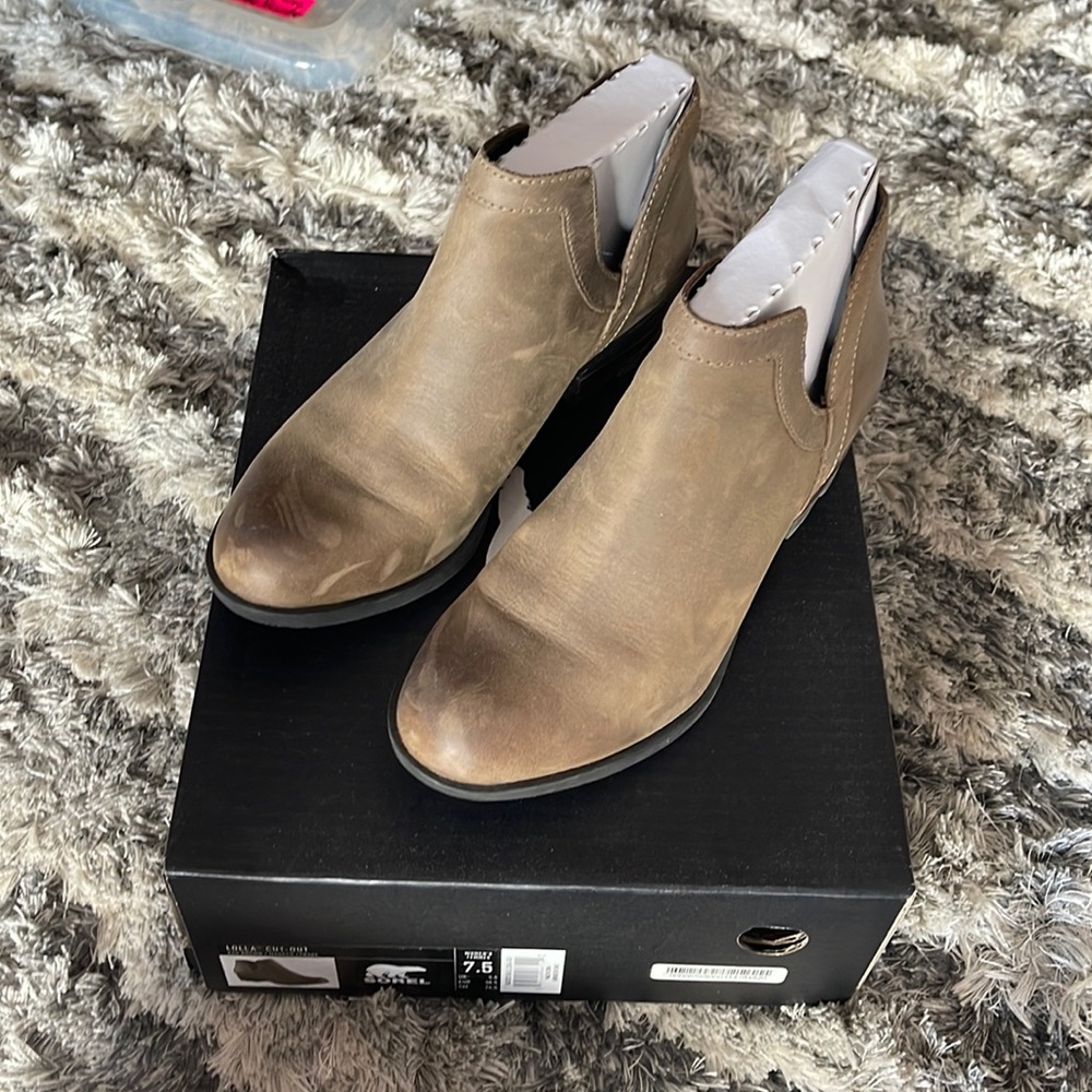Sorel Lolla ash brown booties size 7.5